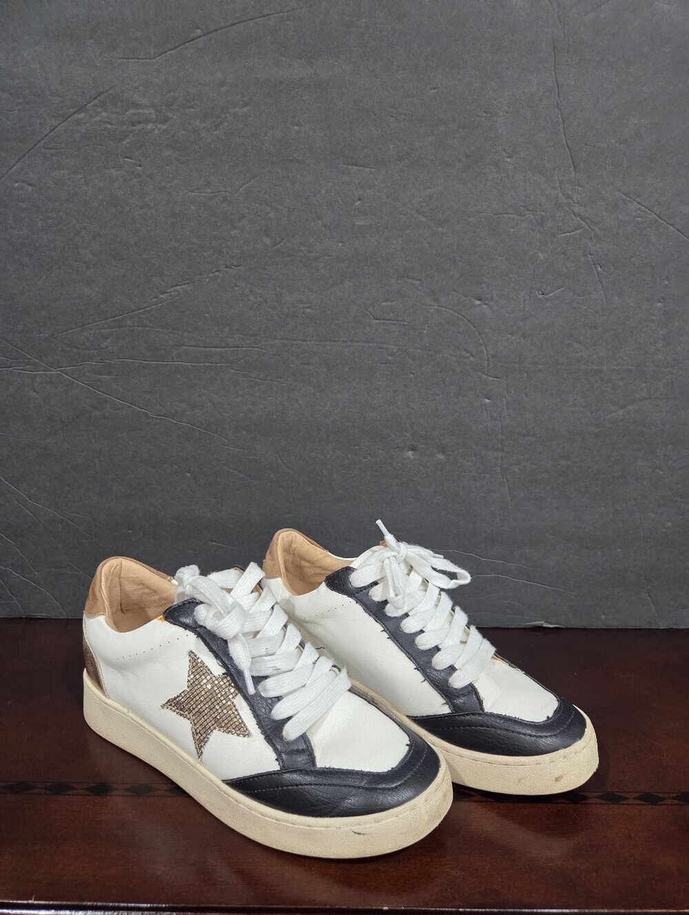 Oasis Society Eliana Vintage Star  Leather Sneakers With Black Trim  Sz.6